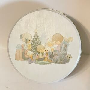 Vtg ENESCO Precious Moments Christmas Cute Tin‎ with Small Pitting Round Family